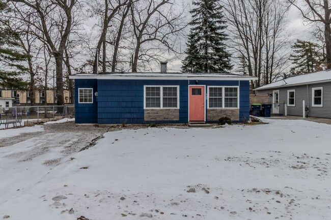 Building Photo - Price Drop!! Cute & Cozy 2-Bedroom Home Ne...