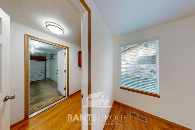 Building Photo - Freshly updated 3/2 home with a 2-car gara...