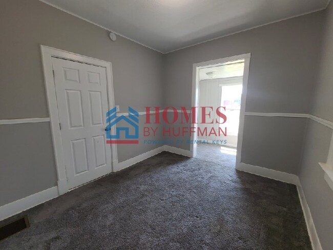 Building Photo - Two Bedroom House | Move in Ready!