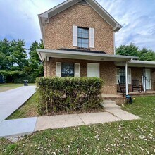 Building Photo - 2 Bed, 1.5 Bath Townhouse with Fireplace i...