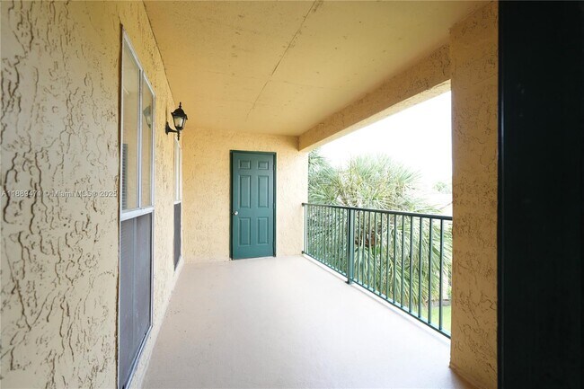 Building Photo - 833 Riverside Dr
