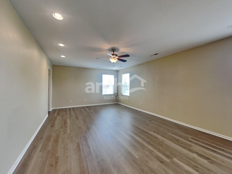 Building Photo - 201 Stagecoach Ln
