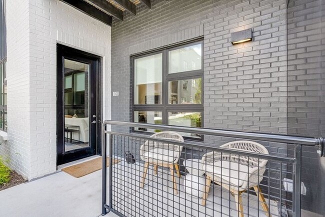 Building Photo - Fully Furnished near Soccer stadium