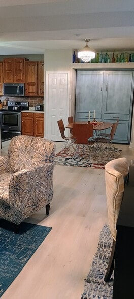 Building Photo - 906 Bitterfield Dr