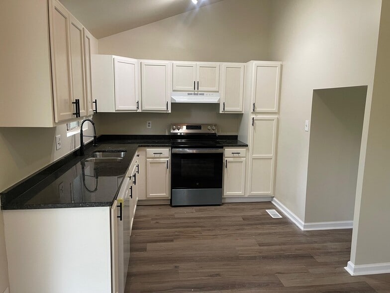 Building Photo - 3642 Marlborough Dr