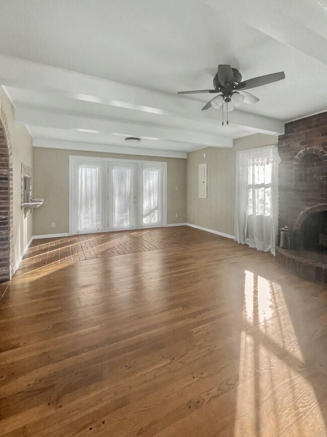 Building Photo - Charming Brick Ranch Home in Woodlea Acres