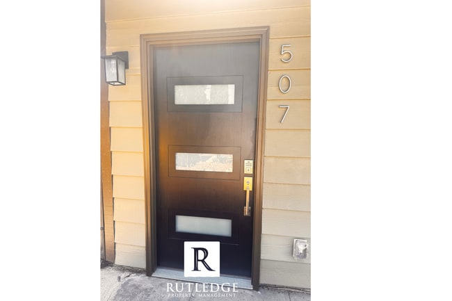 Building Photo - Mini Modern Living / Single Furnished Stud...