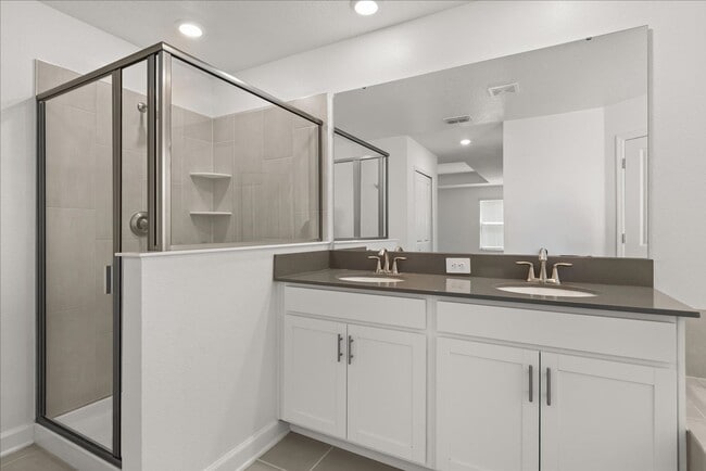 Building Photo - Spacious 5-Bedroom Solar Home for Rent in ...