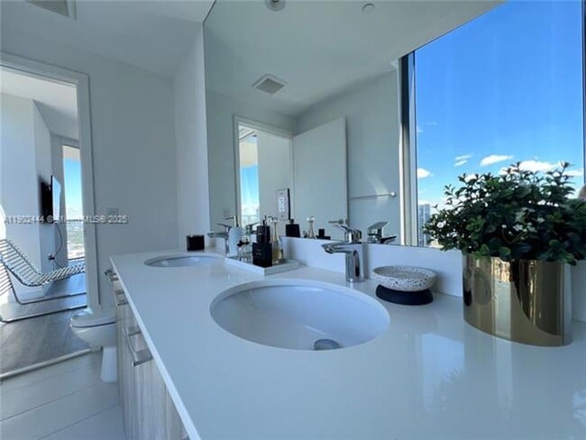 Building Photo - 501 NE 31st St