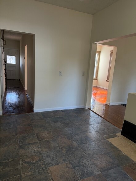 Building Photo - 123 High St