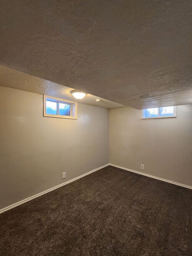 Building Photo - East Bench Remodeled Rambler below Olympus...