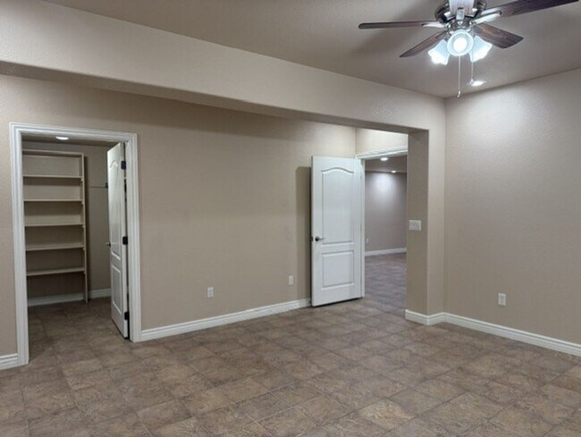 Building Photo - 400 Sterling Dr