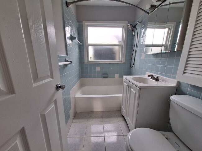 Building Photo - Ready to be your next home!  Three bedroom ranch is beautiful Roseville