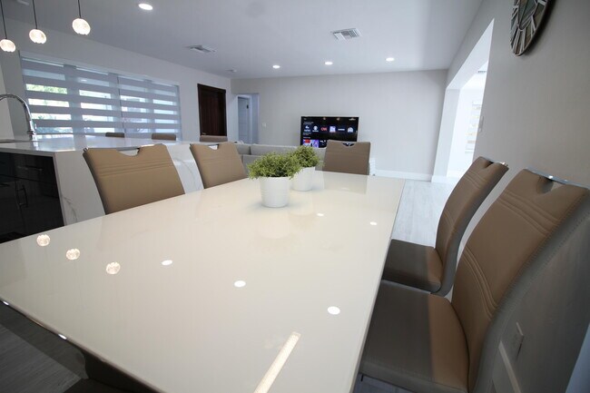 Building Photo - 2548 SE 14th St