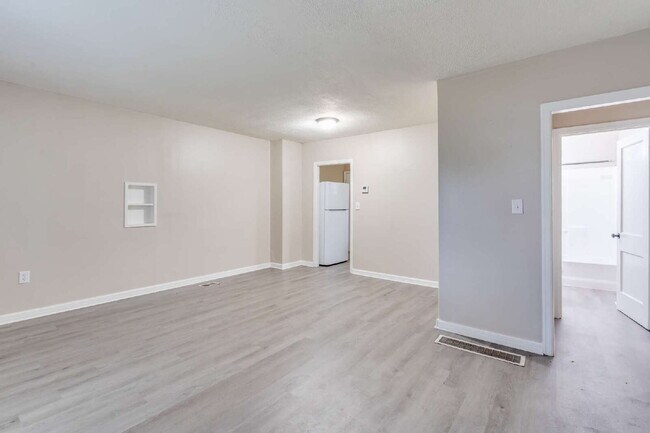Building Photo - "Charming 2-Bedroom Duplex with Full Bath in Wichita – Cozy 672 Sq Ft Gem at 4910 E Gilbert!"