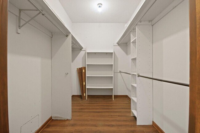 Building Photo - Private 3BR Brick Home with Scenic View