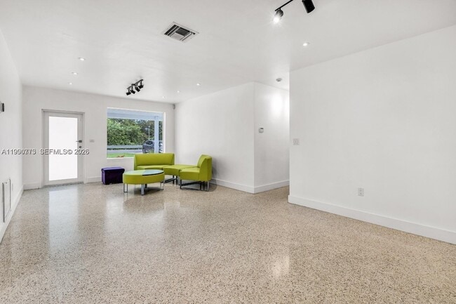 Building Photo - 1040 N Royal Poinciana Blvd