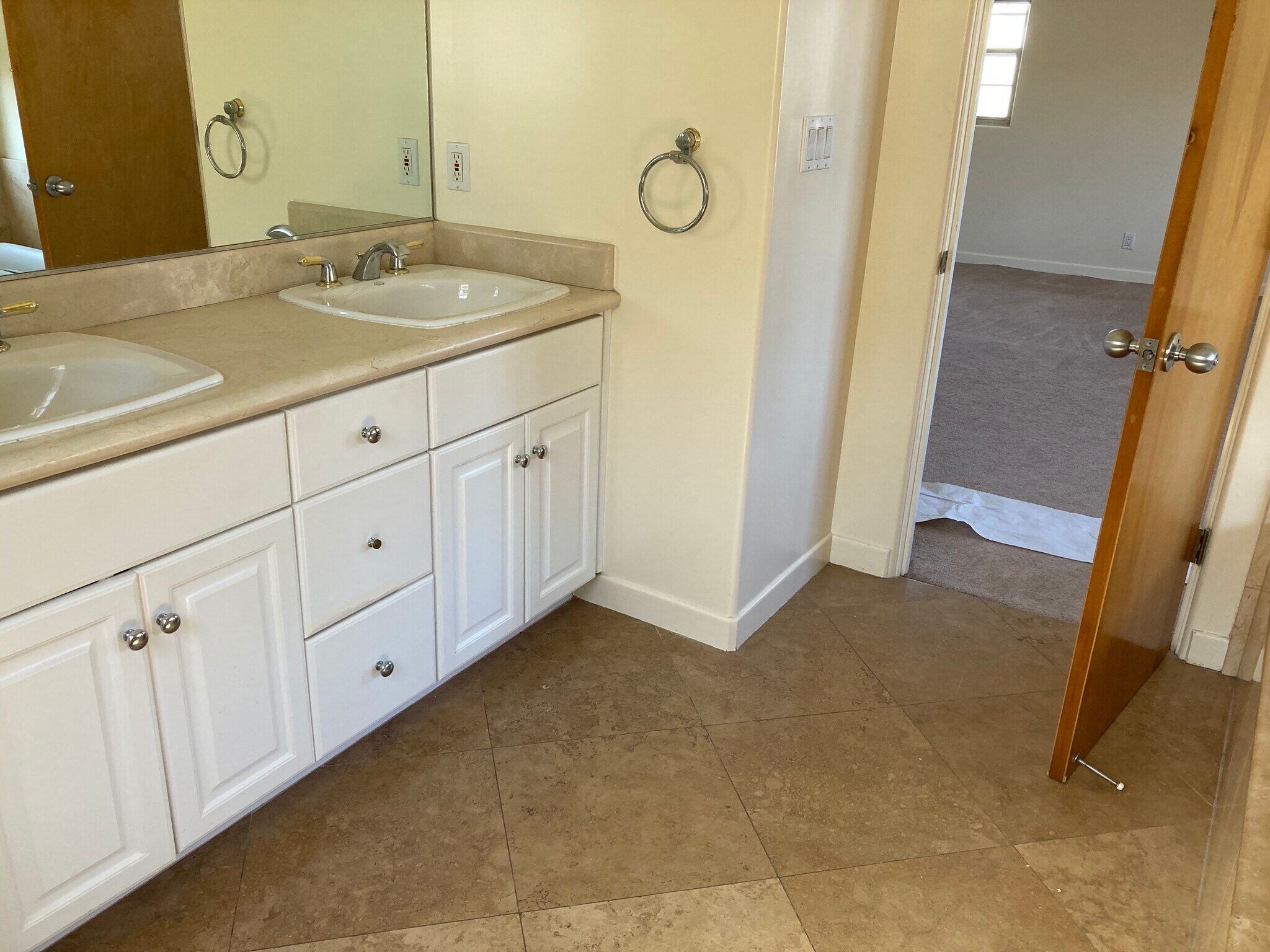 Master double sinks - 314 N Catalina Ave