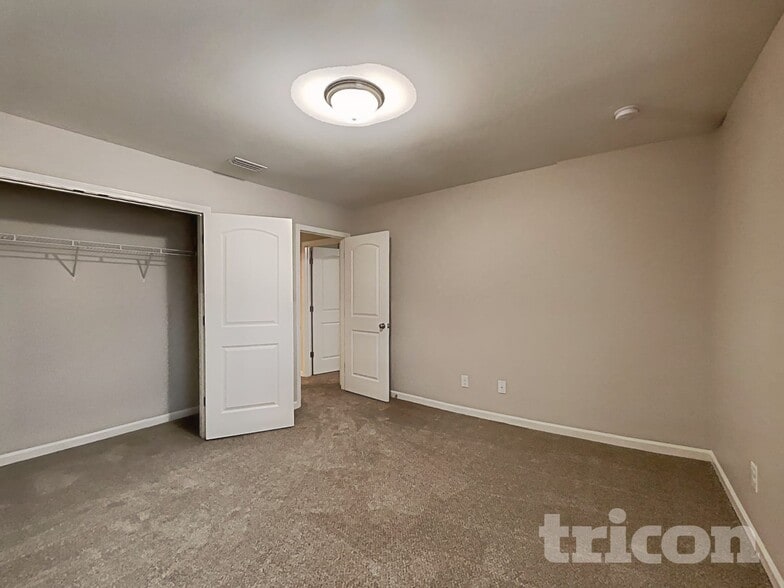 Building Photo - 817 Alta Wy