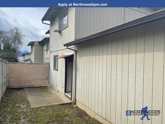 Building Photo - This is a nice 2 Bedroom 2 Bath Townhome-L...