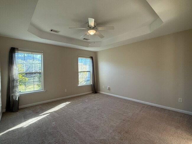 Building Photo - Spacious 3 BR/2BA Home + Formal Dining Roo...