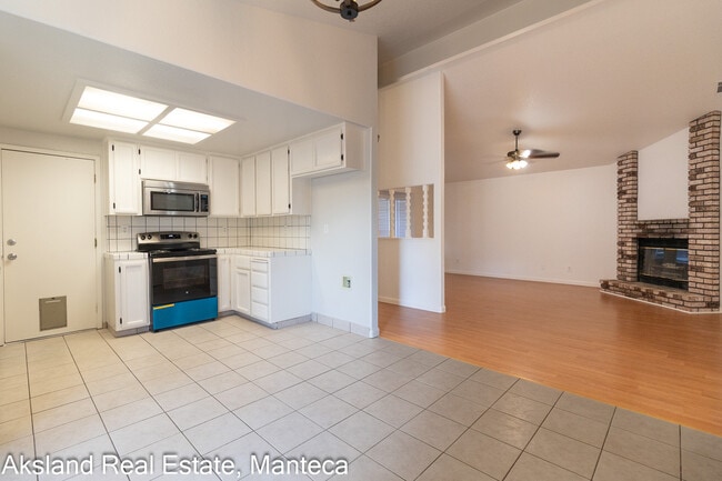 Building Photo - 15046 Cambridge Dr