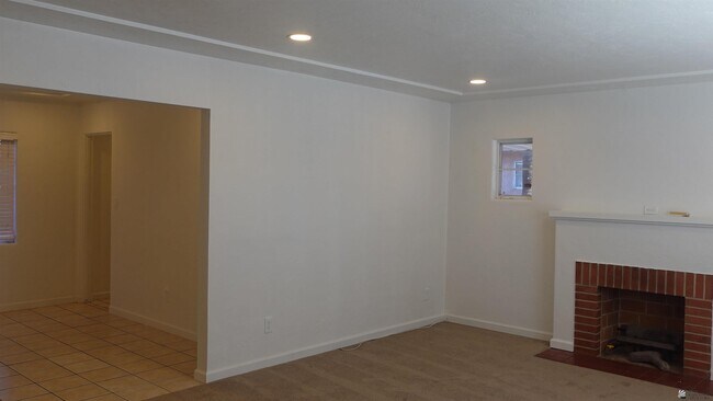 Building Photo - 652 S 9th Ave