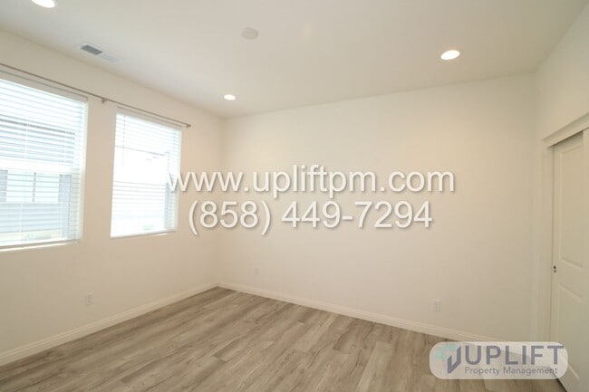 Building Photo - 3 Bedroom, 3.5 bathroom Three story Luxury...