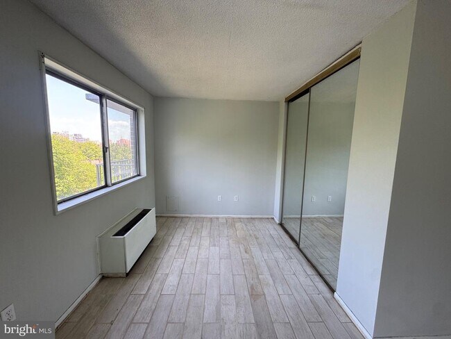 Building Photo - 2059 Huntington Ave
