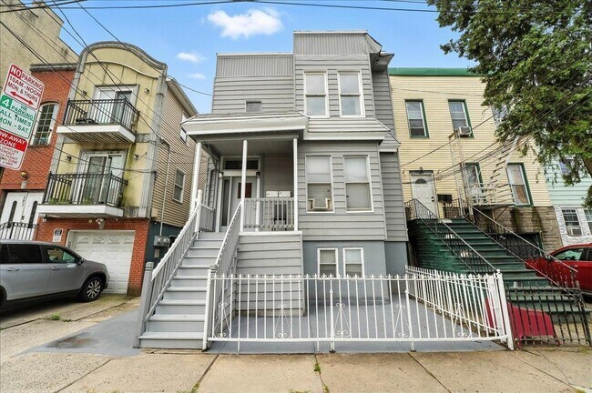 Building Photo - 283 GRIFFITH St