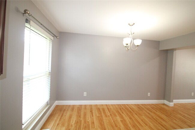Building Photo - 912 Oakwood Farms Ln