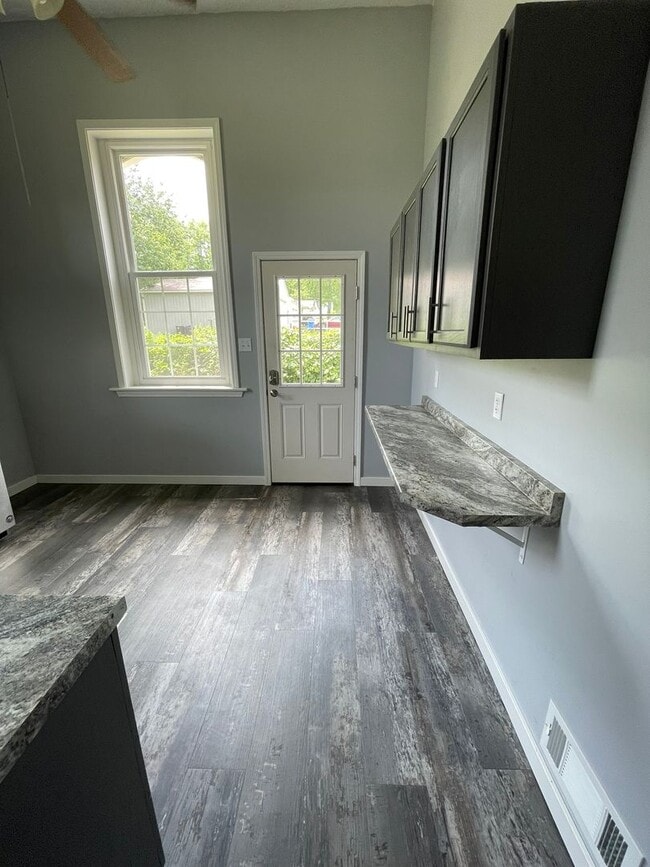 Building Photo - Single Family Home 2 Bedrooms 1 Bath with ...