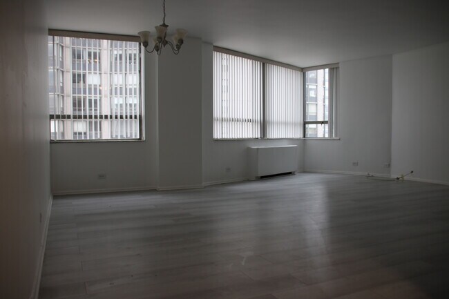 Building Photo - 5701 N Sheridan Rd