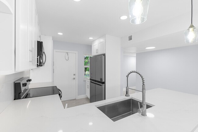 Building Photo - 2901 S Palm Aire Dr