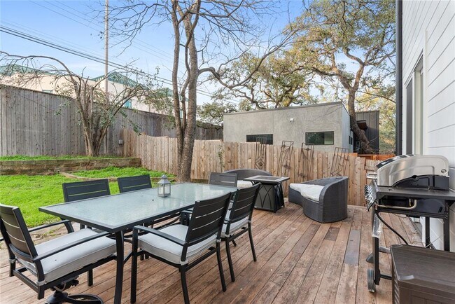 Building Photo - 2612 Carnarvon Ln
