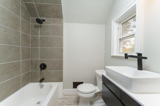 Building Photo - 116 Jewett St