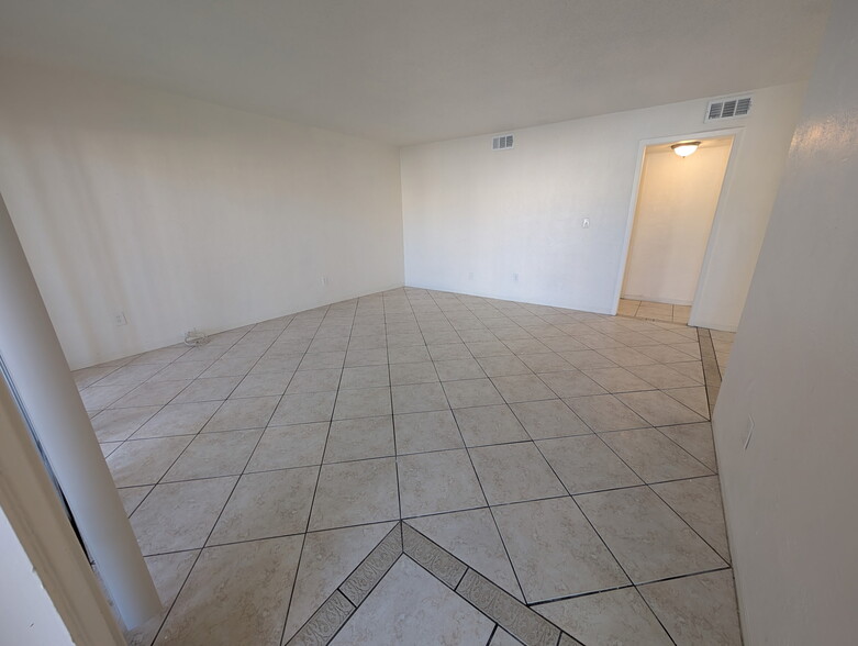 Building Photo - 2597 N Oleander Ave