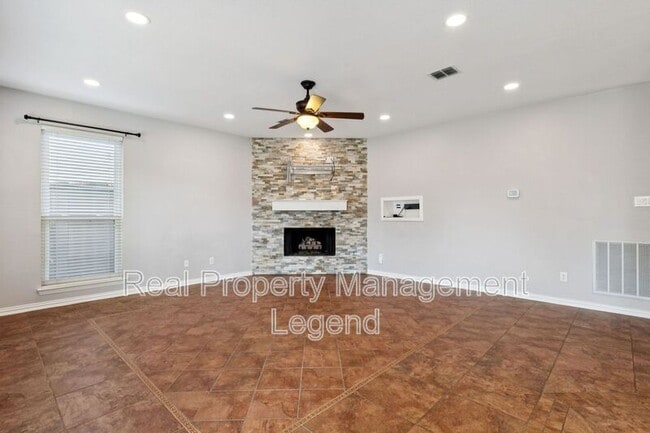 Building Photo - 1805 Sumac Dr