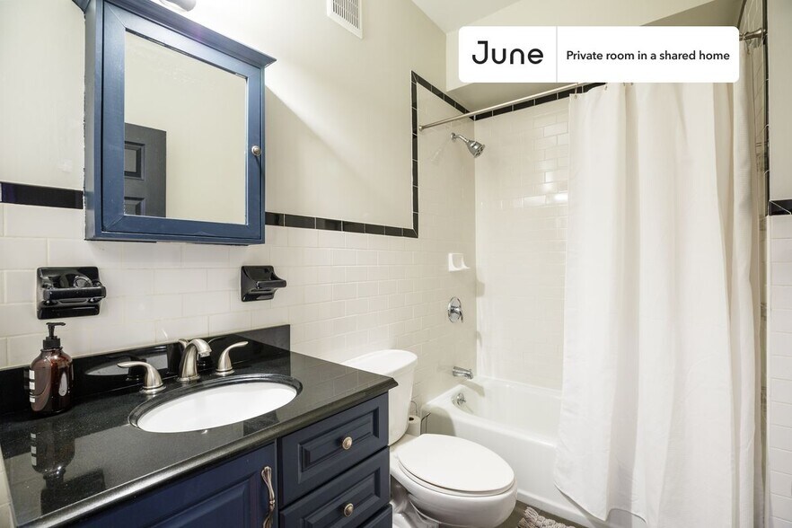 Building Photo - Private bedroom in 3 bed/1 bath Home