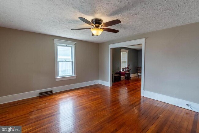 Building Photo - 405 Porter Ave