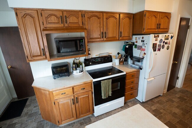 Building Photo - 180 Estes St