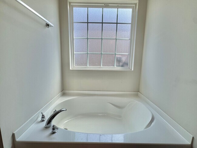 Building Photo - MOVE-IN READY [PET FRIENDLY]