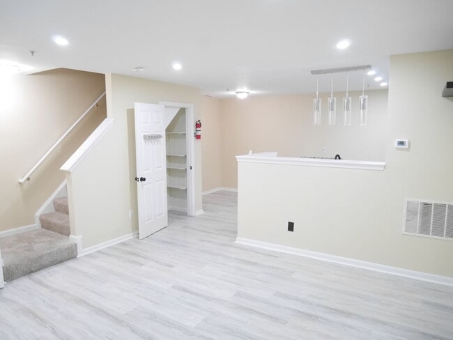 Building Photo - Spacious Townhome- Glen Burnie, MD *PET FR...