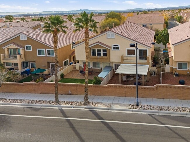 Building Photo - GORGEOUS TWO STORY TOWNHOME IN LAS VEGAS