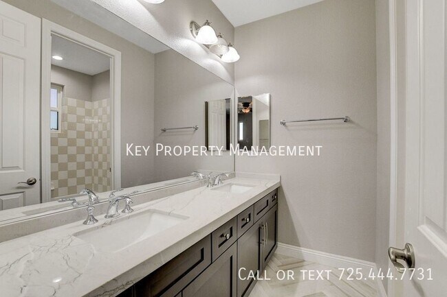 Building Photo - 4 BEDROOM 4.5 BATH MOUNTAINS EDGE REMODELE...