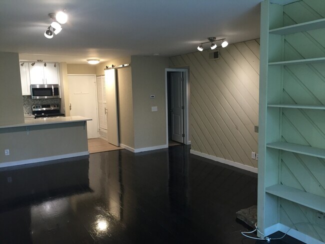 Building Photo - 2 Bed 1 Bath Top Floor Corner Unit Condo