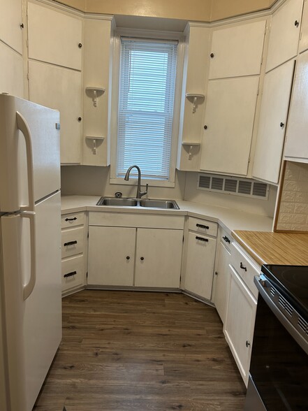 kitchen - 305 E Elm St