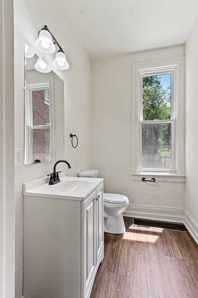 Building Photo - Spacious 5 Bedroom Home w/ Balcony, Porch & Yard Space!