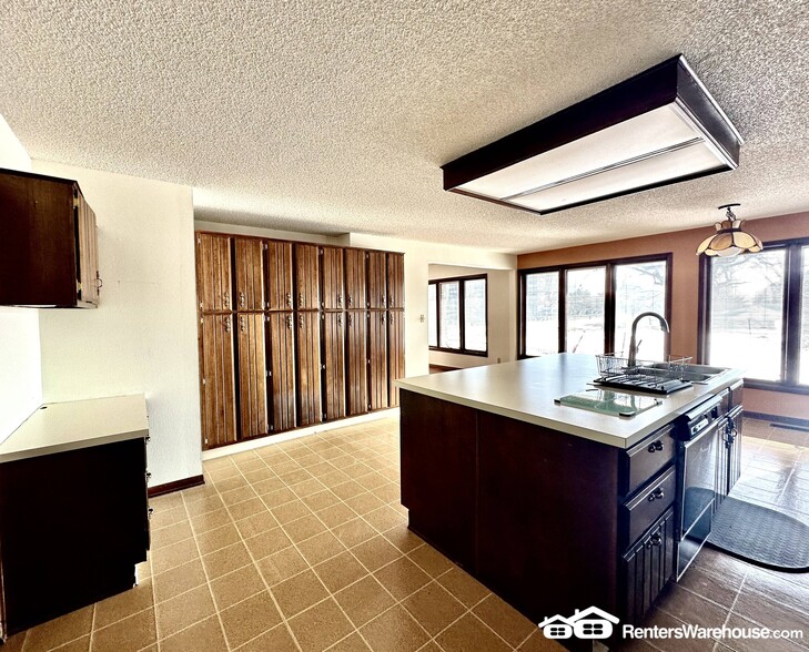 Building Photo - 3006 Fleur Dr