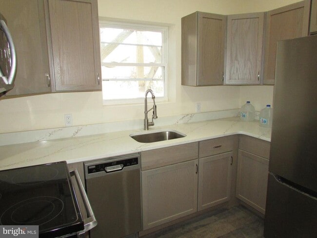 Building Photo - 20 Pine St